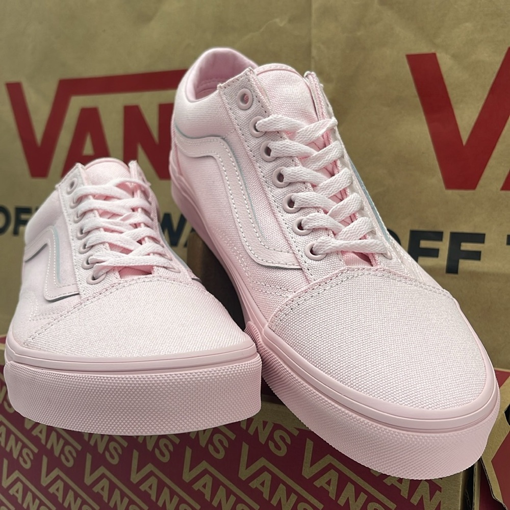 Vans Men’s Pink Sneakers Classic Design Old Skool
Pastel Mono Pink
VN000CT8PNK - Picture 8 of 16